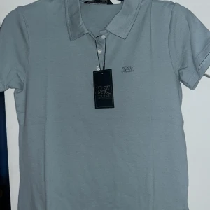 Blå piké  - Helt ny aldrig andvänd pike i storlek M ny pris 400 säljer gör 350  