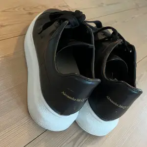 Skor från Alexander McQueen. Helt okej skick. Nypris ca 5700kr. Ge prisförslag ❣️