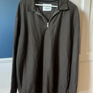 Jack and Jones  - Tjena, säljer denna tröjan då den aldrig har varit i nån användning, pågrund av storleken, och därför tänker ja mig att någon annan kanske har det. Mitt pris-350kr ny pris- 600kr