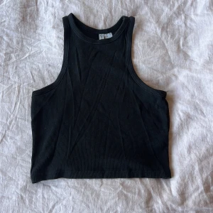 Svart linne - Svart ribbad crop top. Storlek S (säljer pga används inte)