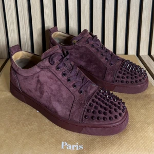 Christian Louboutin skor herr vinröd 42 - Christian Louboutin ”Louis Junior Spike Low” Vinröd  -Storlek: 42 (Passar även 43) -Skick: 8,5/10  -Nypris: 9000kr+ -Vårat pris: 3900kr -Frakt: (hemlevererat spårbart)📦  Og påse medföljer, samt äkthetsbevis! Tveka inte att höra av dig!