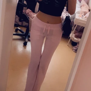 Ljusrosa juicy couture byxor - Jättefina rosa juicybyxor i färgen "cherry blossom", inte perfekt skick men ändå bra 🎀 Pris kan diskuteras lite ☺️ skriv innan köp ‼️