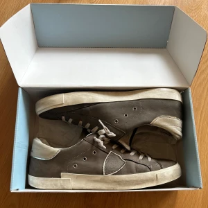 Philippe Model -   Säljer nu dessa Philippe Model 👟 | Skick 7/10 ✨ | Storlek: 44 📏 |Nypris: 3899 💵 |Mitt pris: 1799💸 |Sparsamt använda men har gått upp lite i hälen men det är täckt med hälskydd. 💯Orginalsulan sliten men de är lätt att byta🤩 |Skicka PM vid frågor ⚜️👑