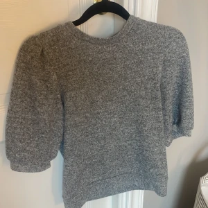 Stickad t-shirt  - Säljer denna tröja från lager 157 i storlek xs för den inte kommer till användning. 