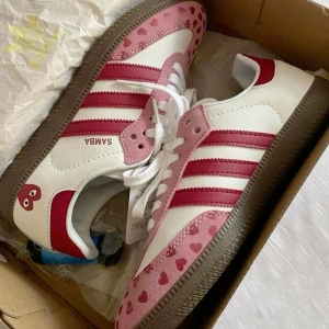 Adidas Valentine  - Säljer mina adidas valentine, beställda från Frankrike och är handgjorda. Använd 2 gånger. 