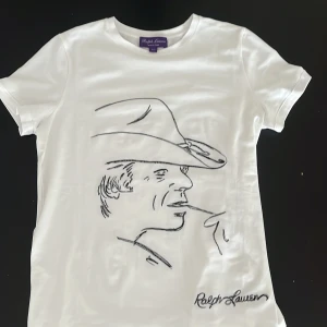 Ralph lauren t-shirt purple lable  - Helt nya Ralph lauren t-shirt i purple lable i storlek S men passar även XS då de är italiensk storlek!  Nypris ca 6000kr | Hör av er vid fler frågor eller funderingar!