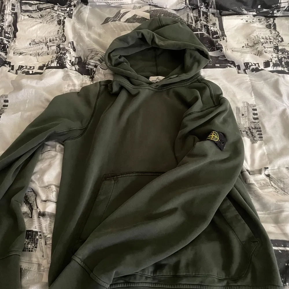 Hej, säljer min Stone island hoodie eftersom den inte används längre väldigt fint skick på den inget synligt slitage, skick 9/10. Använd ett fåtal gånger storlek 14 år sitter typ som xs pris kan diskuteras. Hör av er vid frågor!. Hoodies.