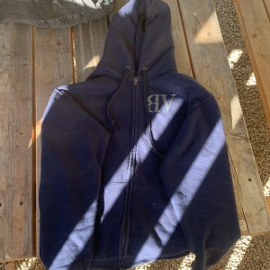 Bvaldi - Ny köpt hoodie för 800kr använd 3-4 gånger säljs för 600kr pris diskuteras 