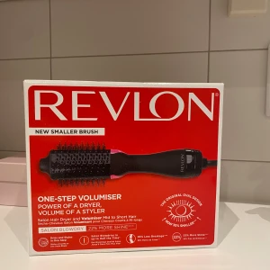 Revlon varmluftsborste - Revlon varmluftsborste passar för kort - medellångt hår(långt hår fungerar utmärkt också) och ger fin volym och glansigt hår samtidigt som den torkar håret! Perfekt blowout och superenkel att använda! Använd endast ett fåtal ggr och köpt för 700 kr❤️‍🔥💞