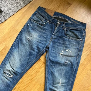 Dondup george  - Dondup George slim jeans storlek 31  Lång passform vilket ger fina vikingar på benen och över skorna   Perfekta slitningar vilket ger en edge till looken  Fint skick förutom lite fläck under fickan 