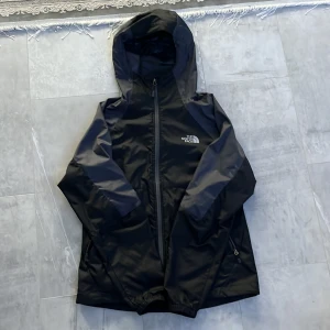 The North Face  - North Face regn jacka, Storlek S, Helt ny oanvänd. Priset kan diskuteras.