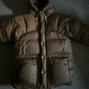 Fjällräven jacka - Säljer min fjällrävenjacka i storlek xxs men skulle säga att den passar allt från S-L. Den är i en väldigt fin brun färg och är hur varm som helst! Det finns en defekt på sidan av ryggen (bild 4). Syns dock inte om de inte är närbild.