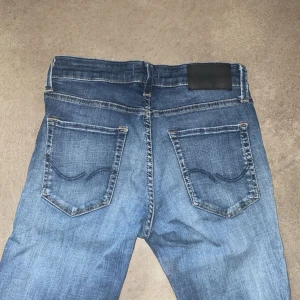 Jack&jones slim Glenn jeans - Jack&jones slim Glenn jeans i 9/10 utan defekter för bra pris! Jeansen är i storlek w28 L30 Kom privat för mer frågor!