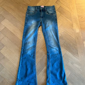 Low waist, bootcut jeans - Super gulliga low waist jeans i storlek 25, upplever dock att de är små i storlek. 
