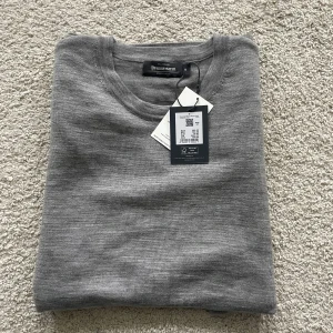 Helt ny 100% merinoullströja - Helt ny trendig 100% merinoullströja i storlek M. Nypris ligger på 599kr men den kan bli din för endast 199kr!🔥Alla taggar och lappar sitter kvar sedan köp. Om ni har några funderingar är det bara att skicka ett medelande😁