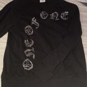 one of one tröja - sick 9/10 enbart för saknar några pärlor samt använd fåtal gånger ny pris 1200 mitt 450. skriv vid övriga frågor eller för mer/bättre bilder😊