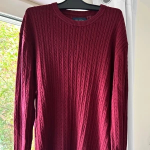 Vinröd Riley Tröja - Stilren stickad vinröd tröja ifrån Riley. Fick den i present men aldrig använt den. Skick 10/10. Perfekt nu till hösten🧡🍂