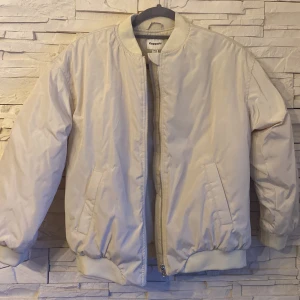 Beige bomberjacka  -  Säljer denna beigea oanvända bomberjacka i storlek 146 / 152. Jackan passar perfekt för höst har två fickor fram. Kontakta säljaren vid fler frågor. Nypris: 499 kr