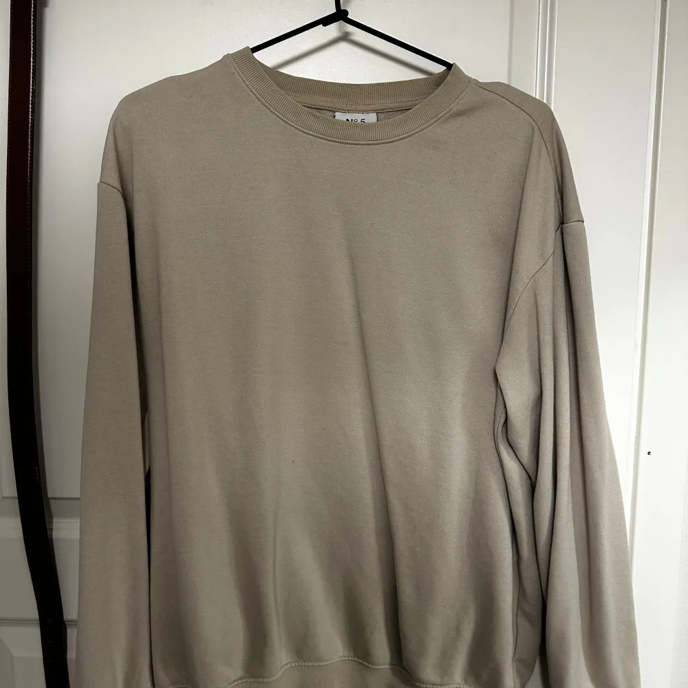 Hejsan säljer mina tjocktröjor från Hm osm jag inte använder. De är i Lila, beige, ljusblå och en blågrå färg. De är lite loose fit. Det är 100kr per st eller 350kr för alla 4 :). Hoodies.