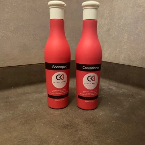 Schampo och balsam  - Ett schampo och ett balsam från Cocoa Brown. Bara luktat på de, aldrig använd annars. Inget jag använder 