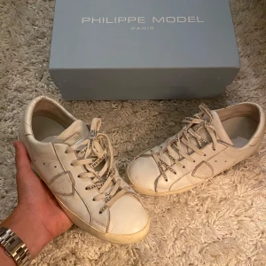 Philippe Models - Sjukt snygga vita Philippe Models i storlek 40 passar 41🤩 Perfekta till hösten🍁Vid minsta fråga eller fundering tveka inte att göra av dig//legitsthlmresell