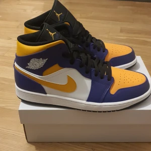 Jordan 1 "lakers" mid - Skorna är helt oanvända, present som va i fel storlek