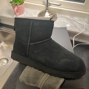 UGG Classic Mini Boot Herr - • Storlek 46 (Passar 45-46) • Använda 4-5 gånger  • Skick 9/10 Finns små fläckar  • Nypris 2300kr Pris kan diskuteras 