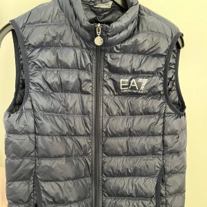 Emporio Armani Väst - Säljer min killes väst som kanppt andvänds, den är i nyskick och säljs för 600kr, ny pris 1200kr