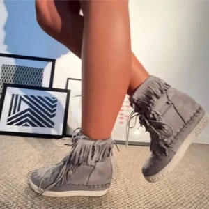 Grå Frans skor - INTRESSESKOLL, funderar på att sälja dessa as snygga skorna. Storlek 36 men passar mig som har 37. Dom är i nyskick. Pris är möjligen diskuterbart.