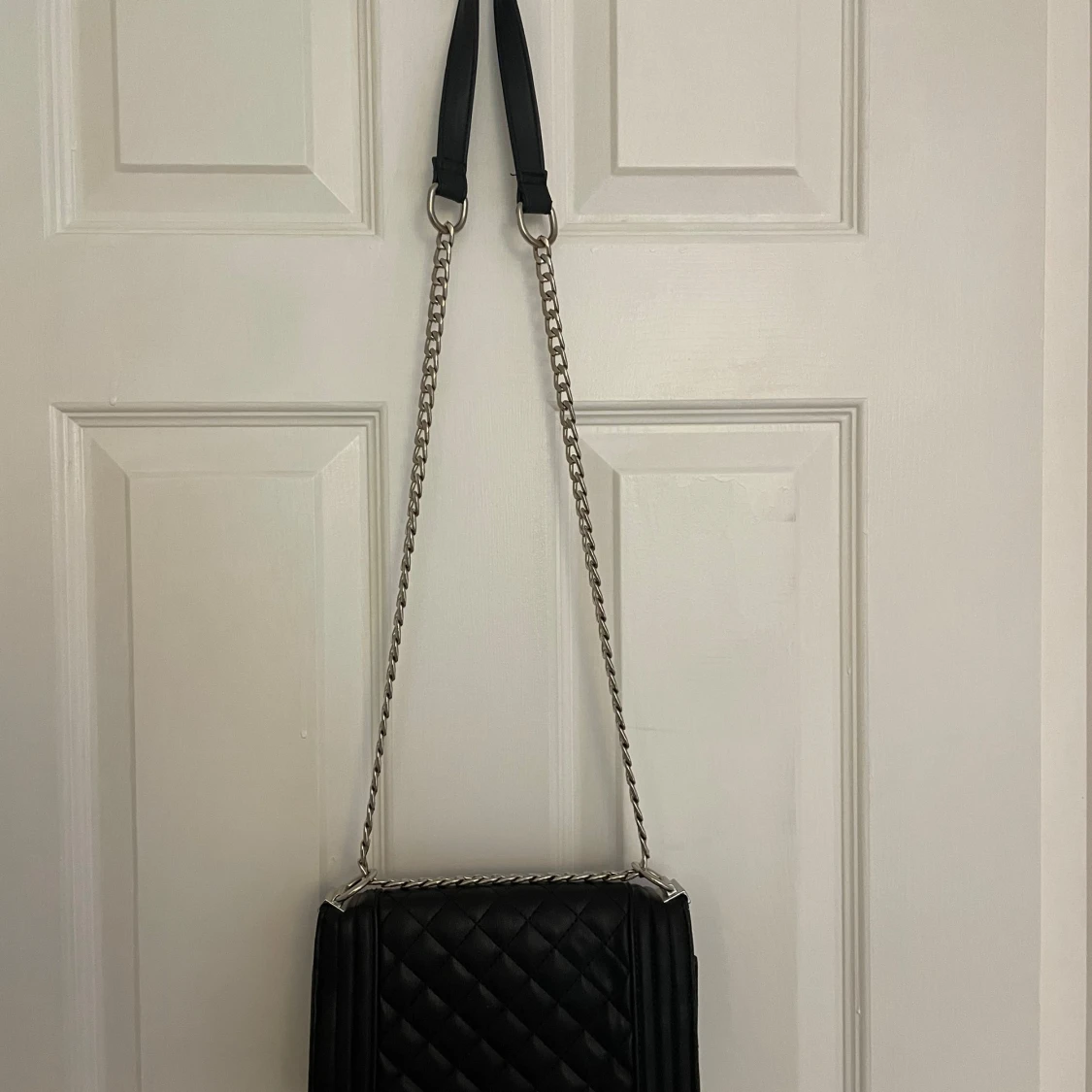 Svart axelremsväska - 90