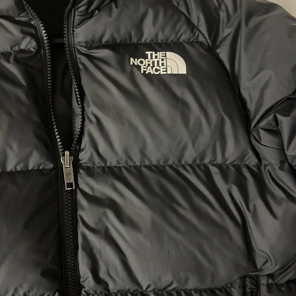 Tja nu säljer jag min the north face jacka för endast 1000 kronor pris kan diskuteras vid snabb affär! Jacka är helt ny använd 2 gånger . Jackor.