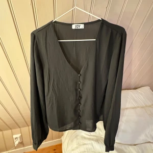 Gullig blus - Svart blus från JDY i strl 38, aldrig använd!!💫