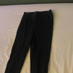 Svarta ribbade och utsvängda leggins i storlek 150 - Jättefina svarta ribbade och utsvängda leggins i storlek 150, köpta ifrån lager 157. Säljs pga för små för mig❤️