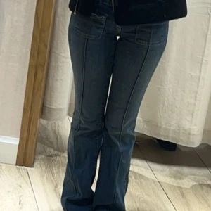 Lågmidjade Jeans - Säljer mina lågmidjade jeans då de inte kommer till användning längre. De är i mycket bra skick. Lite slitna längst ner pga att de var för långa på mig. SKRIV PRIVAT FÖR MER BILDER.