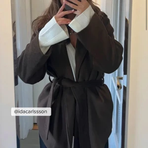 Brun höstkappa från NAKD - Brun kortare kappa från nakd. Använd en gång i 30 min. Som ny. Nypris 900kr  Storlek 32 oversize, så mer som en 34a   Slutsåld på nakd. Finns att hämta i Vasastan eller fraktas i Sverige mot betalning ☺️