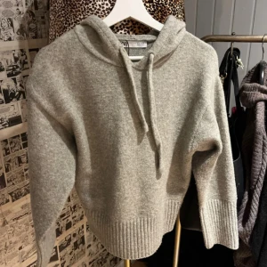 Stickad hoddie Zara  - Säljer denna stickade hoddie från zara som endast är använd någon gång, st S som ny 