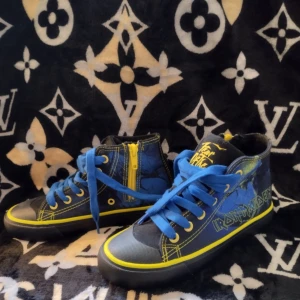 Iron Maiden skor - HELT NYA - Tuffa Barnskor - storlek 32 -  - väldigt tuffa Iron Maiden "fear of the dark"  barnskor som tyvärr aldrig kommit till användning. helt nya! storlek 32  