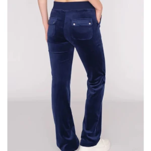 Juicy Couture byxa - Helt ny byxa från Juicy Couture i mörkblå färg. Nypris 1200:-