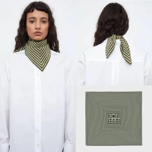 Toteme signature monogram silk scarf  - 🌸 signature monogram silk scarf toteme - grön 🌸 57x57 cm 🌸 ingenting att anmärka, lite skrynklig. Oanvänd, tyvärr bara legat nedvikt. Ta med den ut på äventyr 💕 