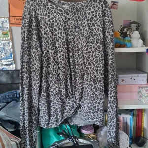 Leopard mönstrad tröja - Bra skick 