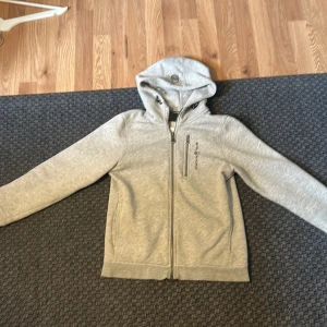 Sail racing tröja (pris kan diskuteras) - Sail racing tröja från kidsbBrandStore. Väldigt bra skick och ingen skada. Jag säljer tröjan för att den har blivit för liten. Pris kan diskuteras 