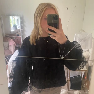 Svart tröja med volang - Säjer denna tröjan för jag använder den inte så mycket. Den är lute mindre i storleken så skulle säga att de passar mer en xs. Denna varan säljs inte längre❤️❤️
