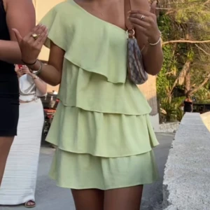 Gul klänning  - Gul volangklänning från zara i storlek S. Använd gärna ”köp nu”💖💖 säljer inte för under 450kr!!!!