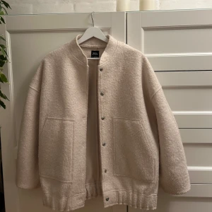 Beige bomberjacka zara - Trendig bomberjacka ifrån zara🥰🥰
