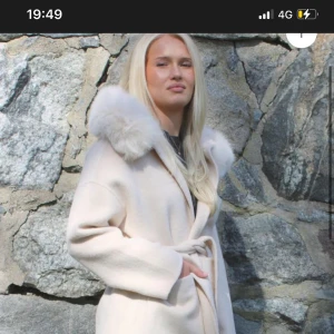 Fur stocholm kappa - Allt är i ullmix. Använd förra vintern men  finns några enstaka defekter men inget man lägger märke till. nypris 2199 kan skickas med post och mötas upp.