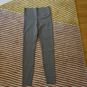 Träningstights från H&M - Oanvända träningstights från H&M