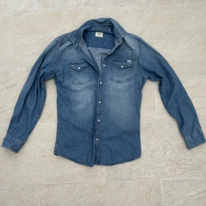 Jack & jones jeansskjorta - Säljer en snygg jeansskjorta från j&j, riktigt bra passform på mig som är 181 och väldigt snygg wash. 