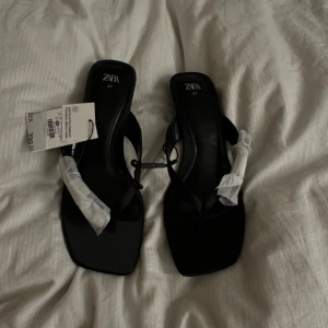 Svarta klackeskor ZARA - Helt nya klackeskor från zara, nypris 399kr. Passade inte mina fötter och hann inte skicka tillbaka dom i tid☺️☺️