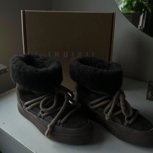Inuikii  - Säljer mina så fina inuikiis, med en så fin färg. Andvända fåtal gånger men har tyvärr lite skav framtill, men inget man lägger märke till. Annars väldigt bra skick💕