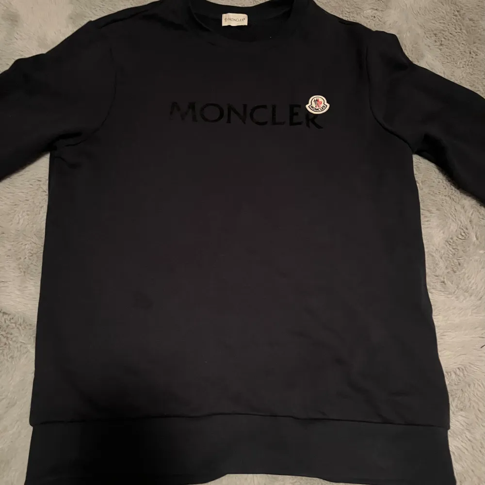 fett moncler sweatshirt scan funkar båda på moncler logan och inne i tröjan  snabb köp. Tröjor & Koftor.